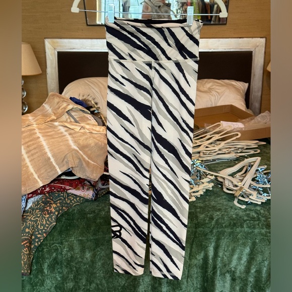 Strut This Printed Designer Workout Leggings - Picture 1 of 3